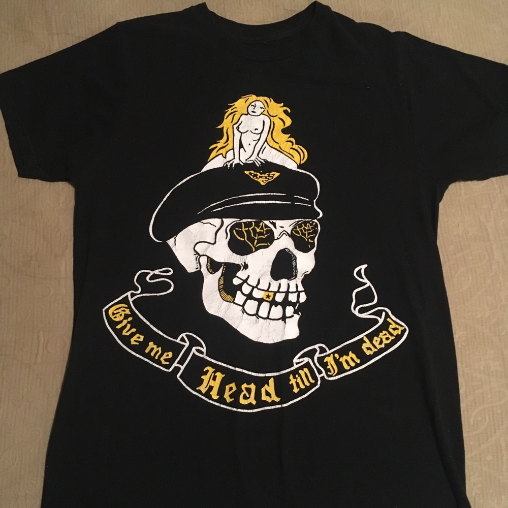 Vintage tee. Some cracking in design but otherwise good condition. No holes/rips